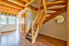 Holztreppe ins OG Ferienhaus am Wasser: mit privatem Bootsanleger und zus�tzlichem Hausboot