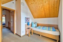 Schlafzimmer im Dachgeschoss Ferienhaus am Wasser: mit privatem Bootsanleger und zus�tzlichem Hausboot