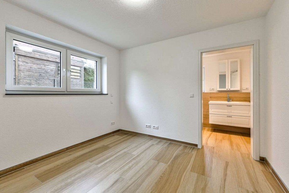 Souterrain Zimmer 2 mit En-Suite-Bad Einfamilienhaus Wunstorf