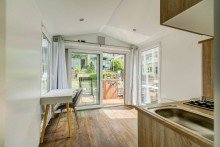 Heller Innenraum mit offener K�che Ferienhaus am Wasser: mit privatem Bootsanleger und zus�tzlichem Hausboot