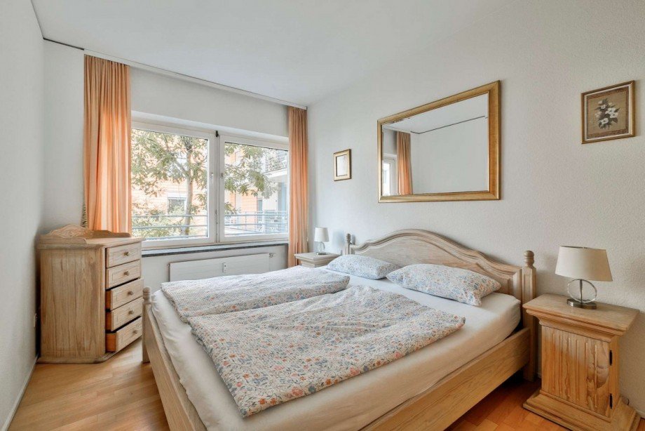 Bedroom with wide window Wohnung Berlin