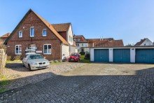 Hofbereich mit Stellpl�tzen und Garagenzufahrt Gefragte Lage nahe dem Steinhuder Meer - attraktives Wohn- und Gesch�ftshaus �ber 6,7 % Rendite