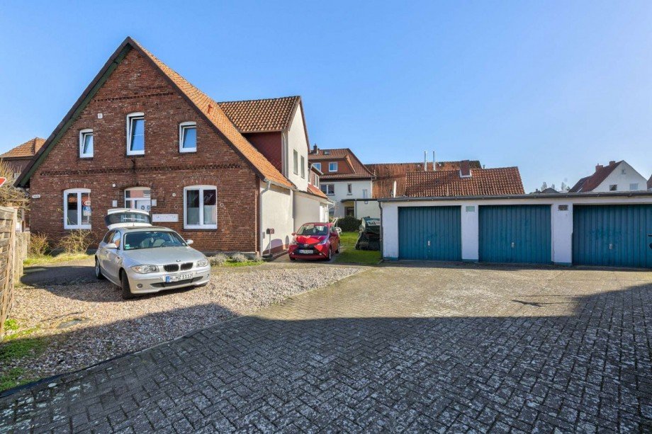 Hofbereich mit Stellpl�tzen und Garagenzufahrt Wohn- / Gesch�ftshaus Steinhude