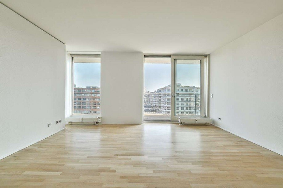 Wohnzimmer mit Zugang zum Balkon Etagenwohnung Berlin