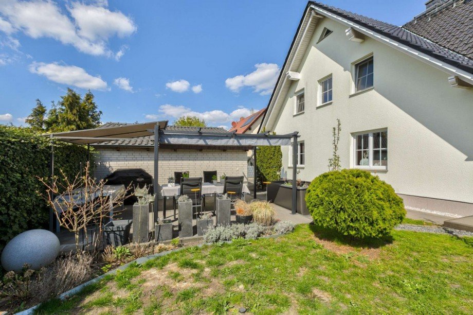Gartenansicht mit �berdachter Terrasse Einfamilienhaus Bernau bei Berlin