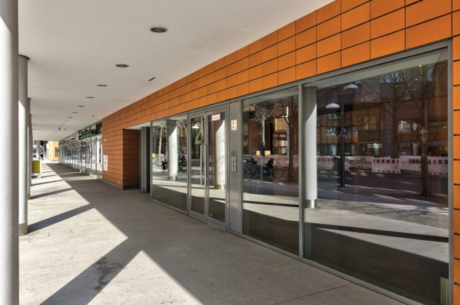 Au�enansicht des Hauseingangs Etagenwohnung Berlin