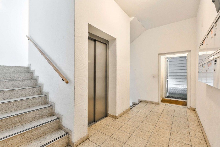Hauseingang mit Aufzug Dachgeschosswohnung Berlin