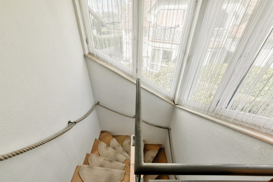 Treppenaufgang mit Fenster mit gro�er Fensterfront Maisonettewohnung Berlin