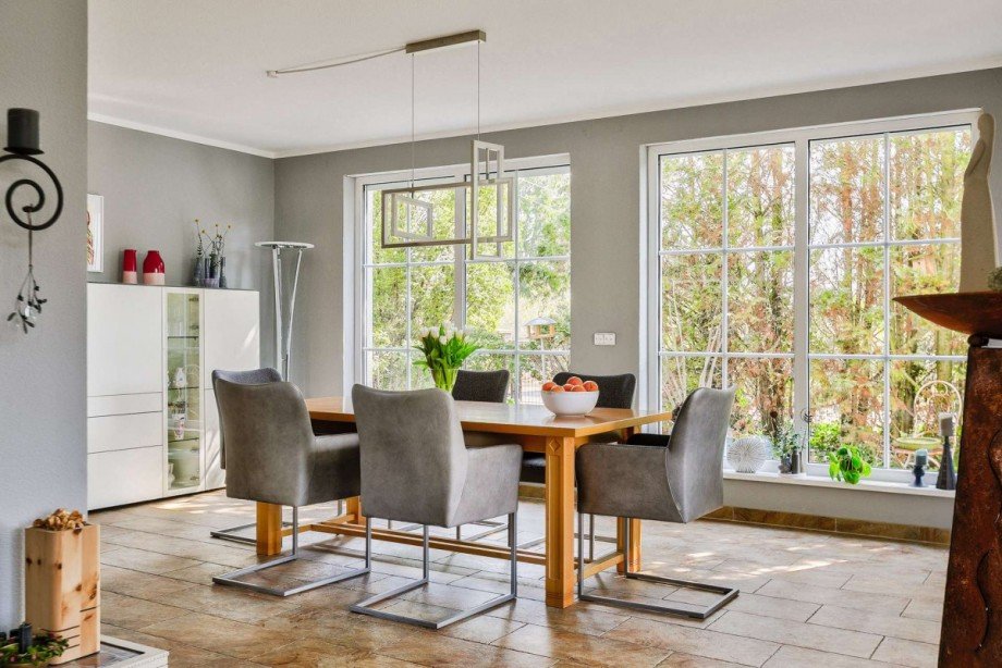 Esszimmer mit gro�en Fenstern Einfamilienhaus Bernau bei Berlin