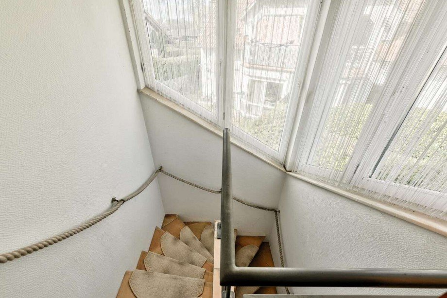 Treppenaufgang mit Fenster mit gro�er Fensterfront Maisonettewohnung Berlin