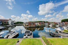 Balkon mit Blick �ber die Wasserlandschaft Maritimes Ferienhaus am Wasser mit eigenem Bootsanleger im Hafendorf Rheinsberg