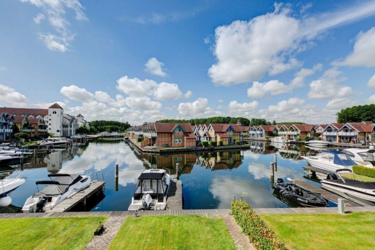Hauptbild: Maritimes Ferienhaus am Wasser mit eigenem Bootsanleger im Hafendorf Rheinsberg