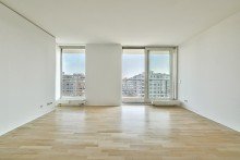 Wohnzimmer mit Zugang zum Balkon POTSDAMER PLATZ: Bezugsfreie 2-Zimmer-Eigentumswohnung in Toplage
