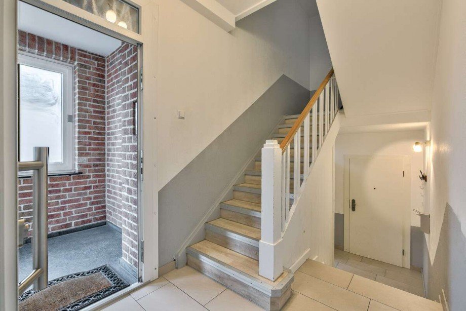 Treppenhaus mit offener Tu Mehrfamilienhaus Wunstorf