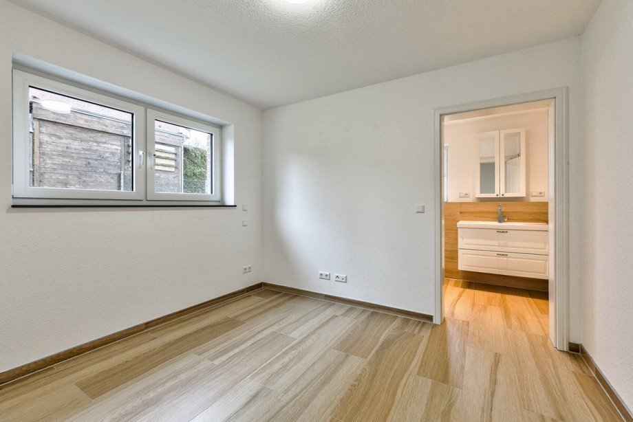 Souterrain Zimmer 2 mit En-Suite-Bad Einfamilienhaus Wunstorf