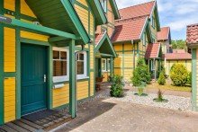 Charmante Hausfassade mit einladendem Eingangsbereich Ferienhaus am Wasser: mit privatem Bootsanleger und zus�tzlichem Hausboot