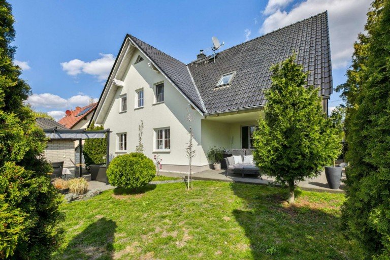 Hausansicht mit Garten und Terrasse Bernau bei Berlin Einfamilienhaus Einfamilienhaus mit gehobener Ausstattung, liebevoll angelegtem Garten, Terrassen & Doppel-Carport