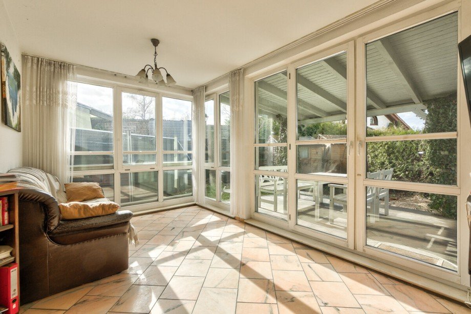 Lichtdurchfluteter Wohnbereich mit Panoramafenster Maisonettewohnung Berlin