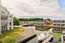 Hafenblick mit maritimem Ambiente Ferienhaus am Wasser: mit privatem Bootsanleger und zus�tzlichem Hausboot