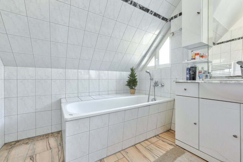 Badezimmer mit Badewanne und Waschtisch Maisonettewohnung Berlin