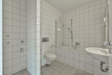 Badezimmer mit Badewanne POTSDAMER PLATZ: Bezugsfreie 2-Zimmer-Eigentumswohnung in Toplage