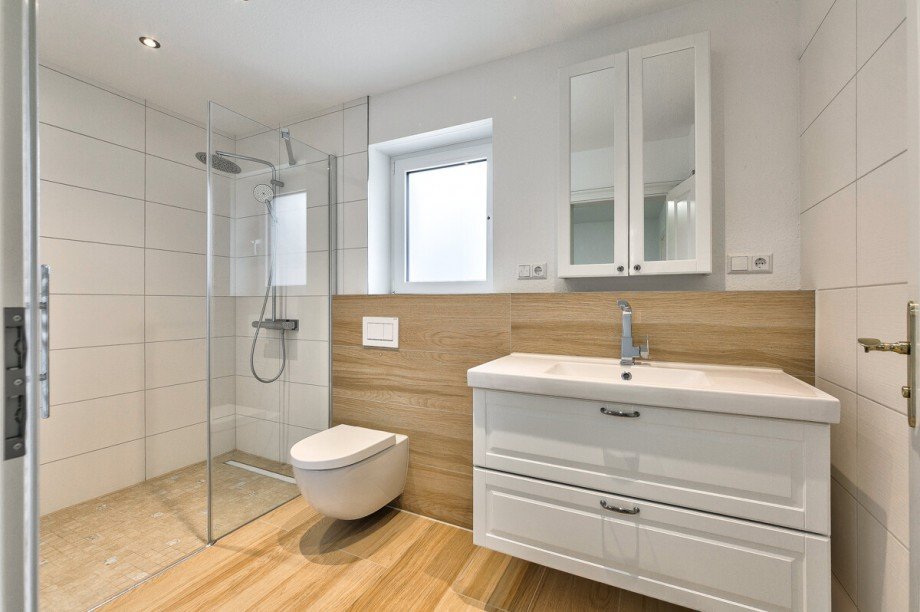 En-Suite Bad Zimmer 2 im Souterrain Einfamilienhaus Wunstorf