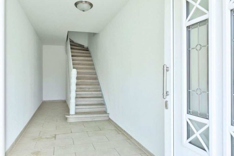 Treppenhaus - Zugang zu den Wohneinheiten Wohn- / Gesch�ftshaus Steinhude