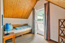 Schlafzimmer mit Balkonzugang und Wasserblick Ferienhaus am Wasser: mit privatem Bootsanleger und zus�tzlichem Hausboot