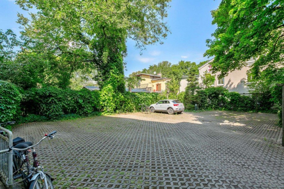 Parkplatz im Innenhof Dachgeschosswohnung Berlin