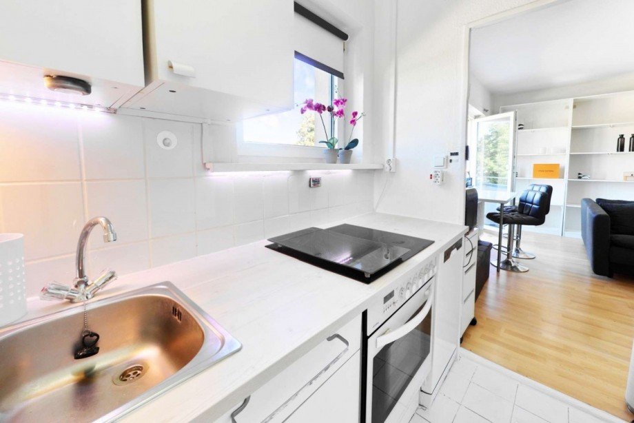 K�che mit offenem Blick zum Wohn- und Schlafbereich Wohnung Berlin