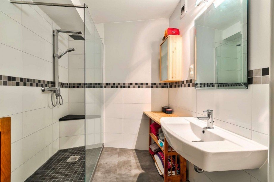 Badezimmer mit Walk-in Dusche Dachgeschosswohnung Berlin