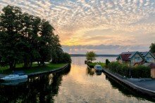 Abendstimmung im Hafendorf Ferienhaus am Wasser: mit privatem Bootsanleger und zus�tzlichem Hausboot