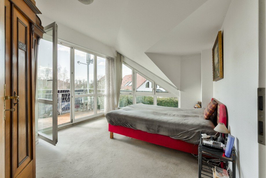 Zimmer im Dachgeschoss mit gro�z�giger Fensterfront Maisonettewohnung Berlin