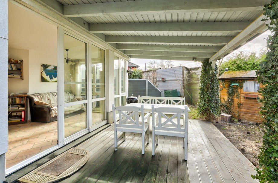 �berdachte Terrasse mit Sitzbereich Maisonettewohnung Berlin