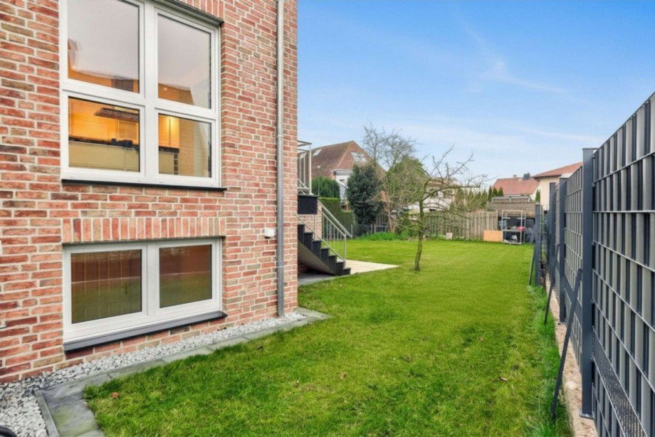 EFH - Seitlicher Gartenbereich mit Blick zum Haus Mehrfamilienhaus Wunstorf