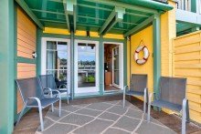 �berdachte Terrasse mit Blick auf den Hafen Ferienhaus am Wasser: mit privatem Bootsanleger und zus�tzlichem Hausboot