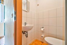 G�ste-WC im EG Ferienhaus am Wasser: mit privatem Bootsanleger und zus�tzlichem Hausboot
