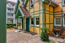 Hauseingang mit �berdachtem Eingangsbereich Ferienhaus am Wasser: mit privatem Bootsanleger und zus�tzlichem Hausboot