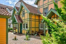 Skandinavische Architektur mit maritimem Charme Ferienhaus am Wasser: mit privatem Bootsanleger und zus�tzlichem Hausboot