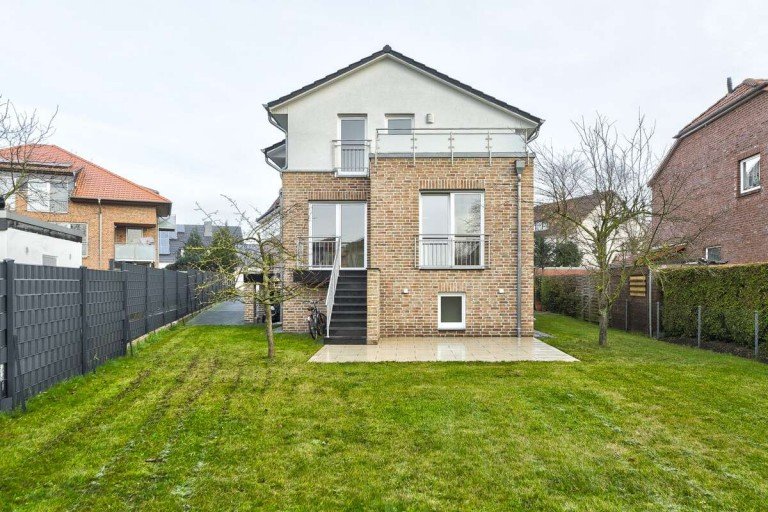 Hausansicht vom Garten Wunstorf Einfamilienhaus Moderne Stadtvilla bei Hannover - drei Vollgeschosse mit sieben Zimmern, ideal f�r die Gro�familie