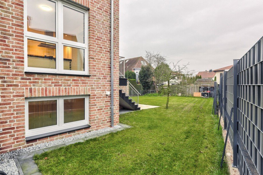 Seitlicher Gartenbereich mit Blick zum Haus Einfamilienhaus Wunstorf
