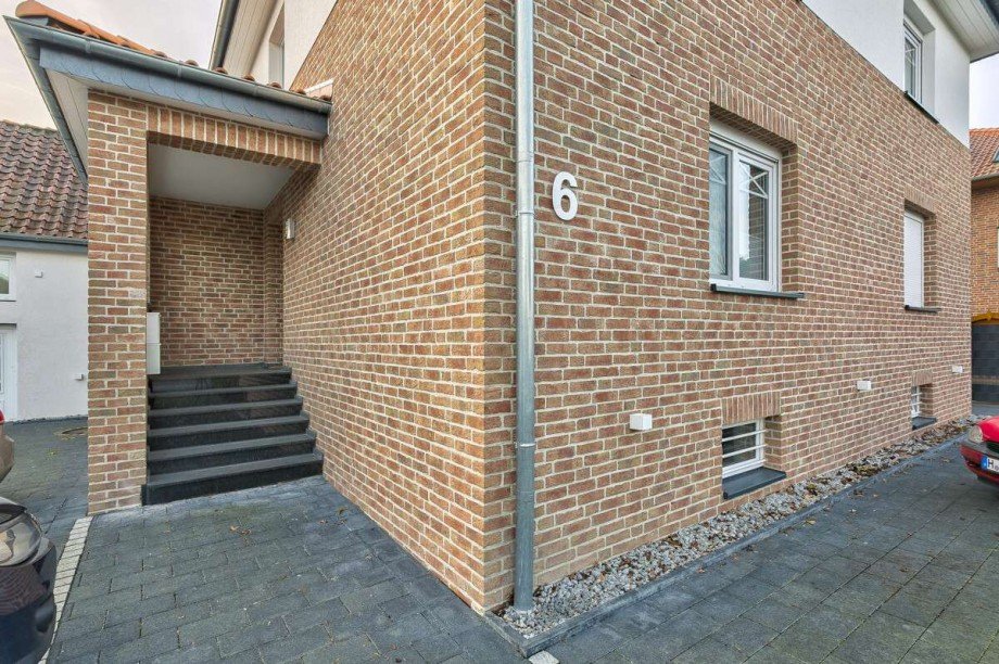 Seitlicher Zugang zum Haupthaus Mehrfamilienhaus Wunstorf