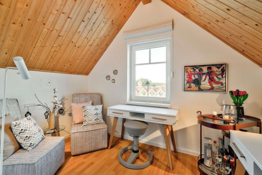 Helles Arbeitszimmer mit gem�tlicher Leseecke Haus Rheinsberg