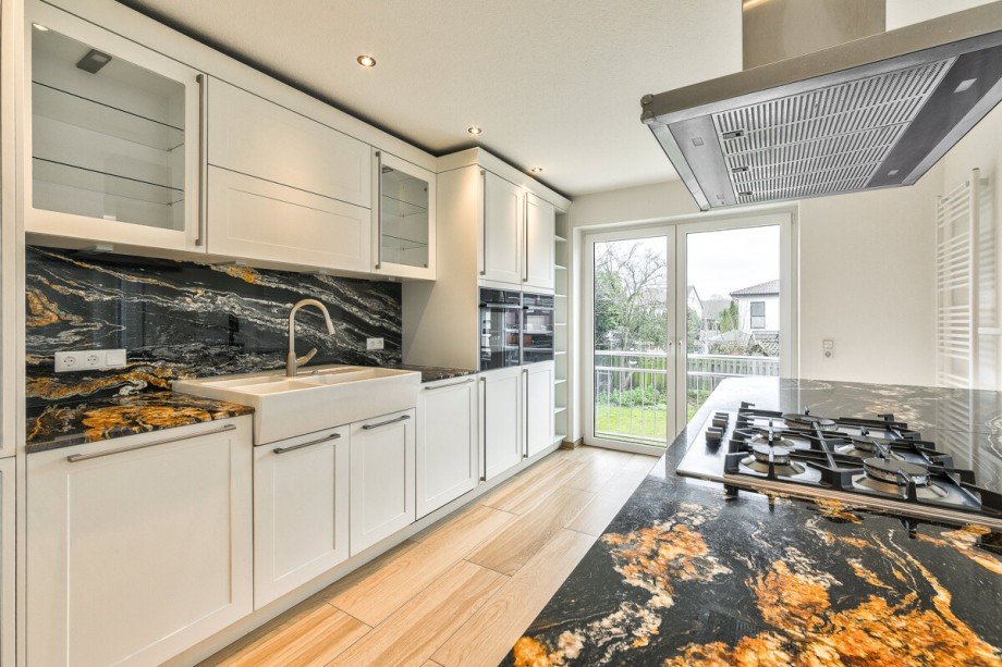 Offene Einbauk�che im modernen Landhausstil mit Naturstein-Arbeitsplatten Einfamilienhaus Wunstorf