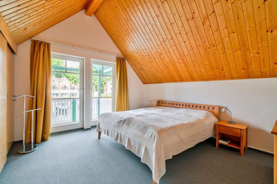 Schlafzimmer mit Balkon und Wasserblick Haus Rheinsberg
