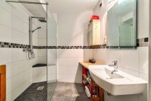 Badezimmer mit Walk-in Dusche 3 Zimmer auf 93 m� | Dachgeschoss | S�dbalkon | Aufzug | Berlin-Pankow