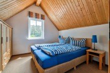 Gem�tliches Schlafzimmer mit maritimem Flair Ferienhaus am Wasser: mit privatem Bootsanleger und zus�tzlichem Hausboot