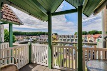�berdachter Balkon mit Blick auf den Hafen Ferienhaus am Wasser: mit privatem Bootsanleger und zus�tzlichem Hausboot