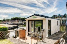 Hausboot am privaten Liegeplatz Ferienhaus am Wasser: mit privatem Bootsanleger und zus�tzlichem Hausboot