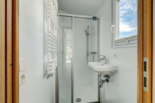 Modernes Duschbad im Hausboot Ferienhaus am Wasser: mit privatem Bootsanleger und zus�tzlichem Hausboot